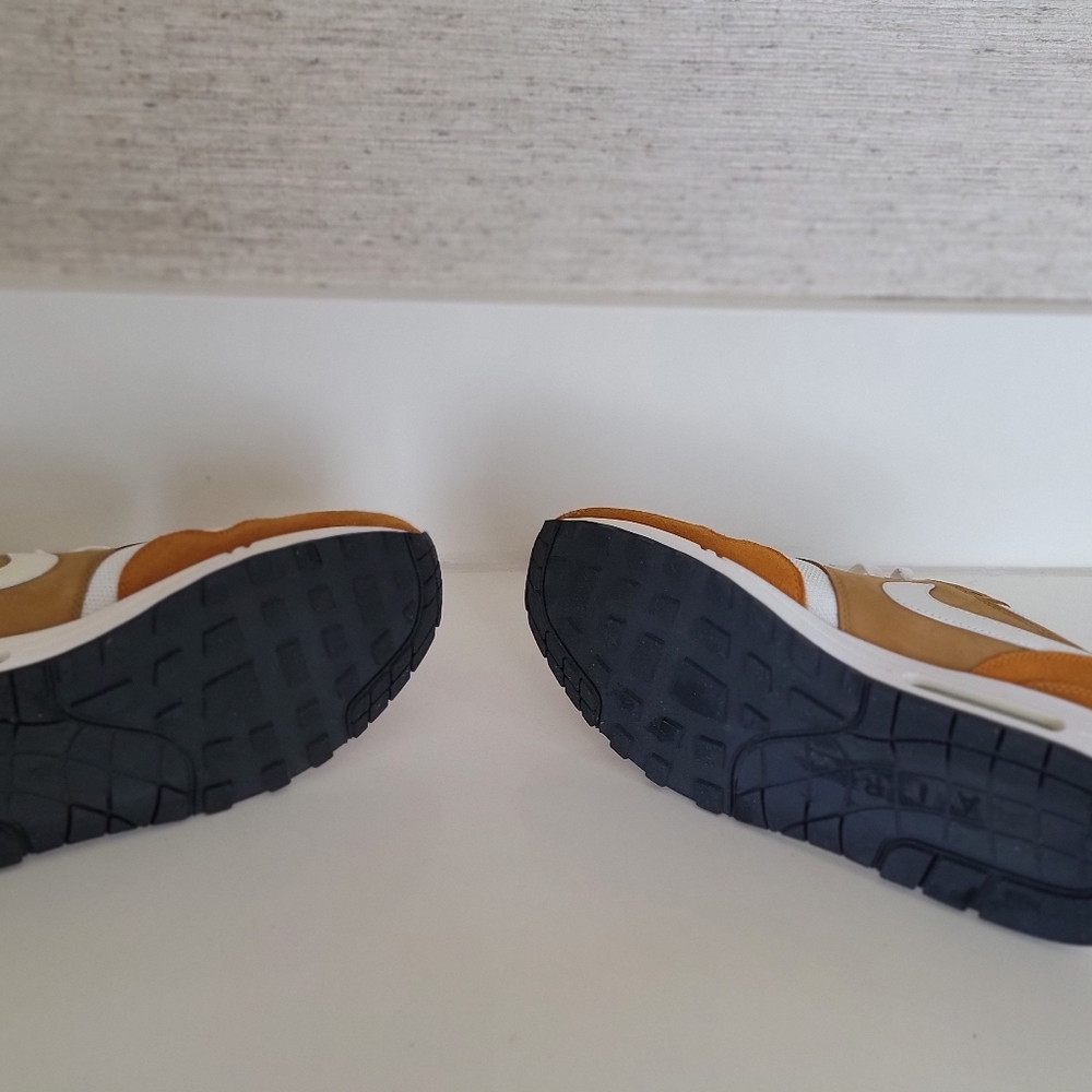 NIKE Like New in OG BOX 10.5M Air Max 1 Premium Retro Sneakers - Picture 10 of 11